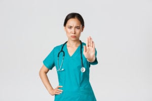 护士举起手说停止