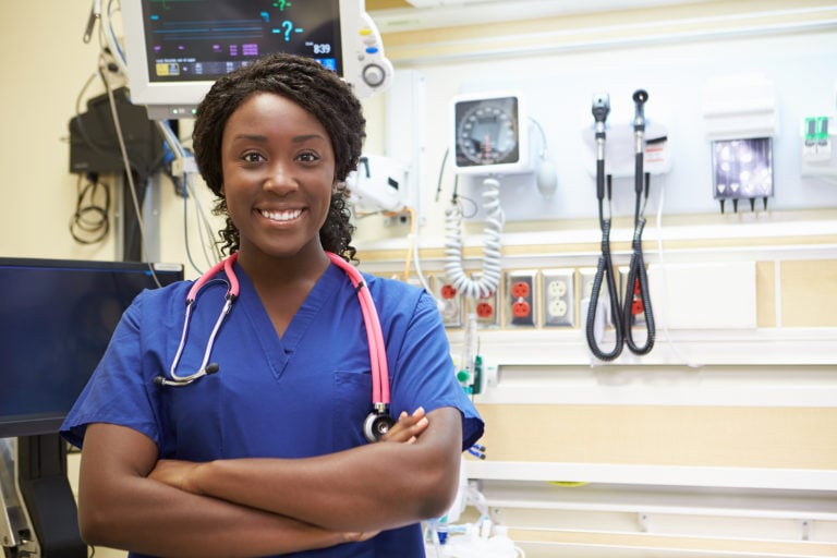 黑人急诊室护士在急诊室抱臂微笑。