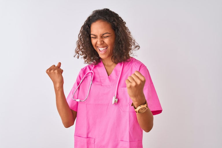 年轻的护士穿着粉红色的手术服，拿着听诊器