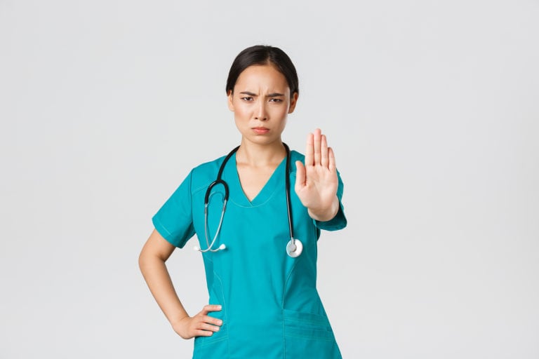 护士举起手说停